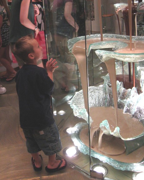 Boy_at_Bellagio_chocolate_fountain_cPanbo