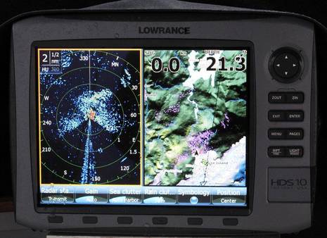 Lowrance_HDS_w_BR24_radar_in_rain_cPanbo.JPG