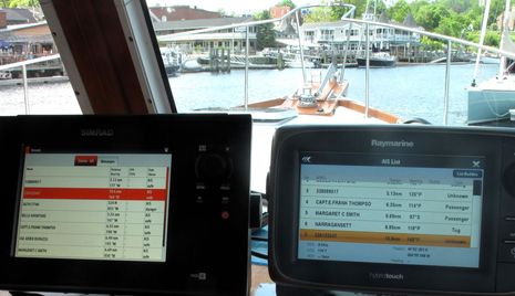 Em-Trak_B100_N2K_AIS_on_Raymarine_e7_n_Simrad_NSS8_cPanbo.jpg