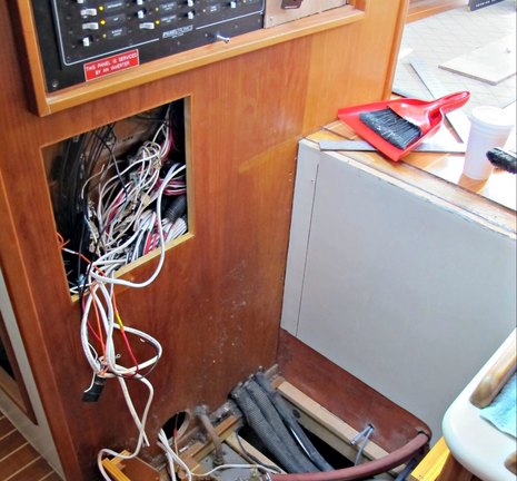 Gizmo_wiring_mess_1_cPanbo.jpg