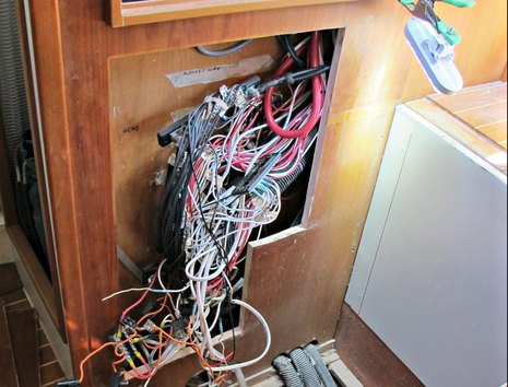 Gizmo_wiring_mess_2_cPanbo.jpg