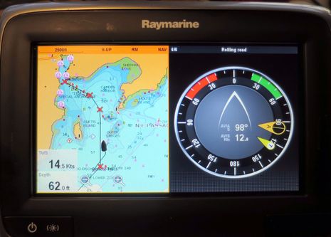 Raymarine_LightHouse_II_a77_cPanbo.jpg