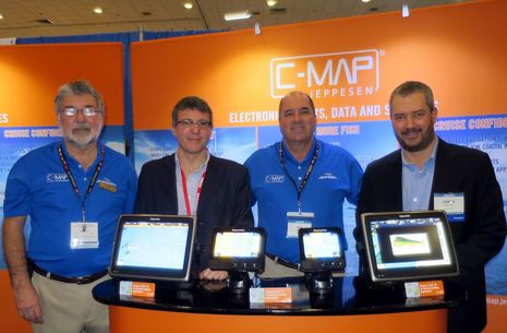 MIBS2015_C-Map_gang_with_Raymarine_4D_cPanbo.jpg