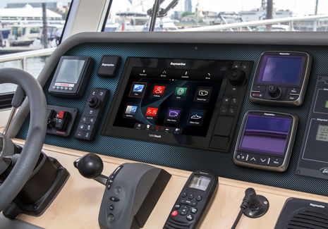 Raymarine_eS-12_panel_mounted_aPanbo.jpg