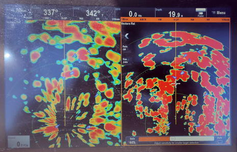 Raymarine_RD418HD_and_Quantum_Q24_on_eS128_1-8th_range_cPanbo_cPanbo.jpg