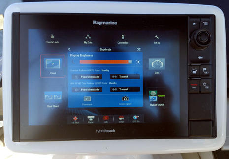 Raymarine_eS128_showing_dual_radars_w_power_down_ability_cPanbo.jpg