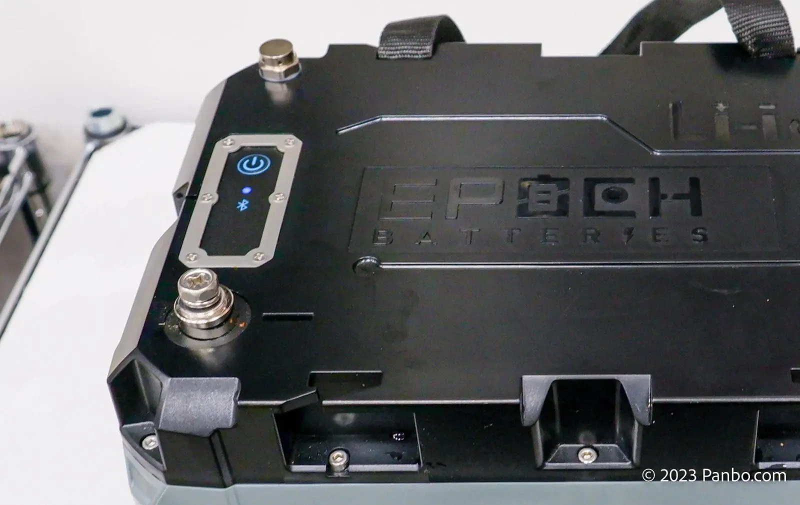 The power switch on top of the battery turns off and wakes up the battery's output