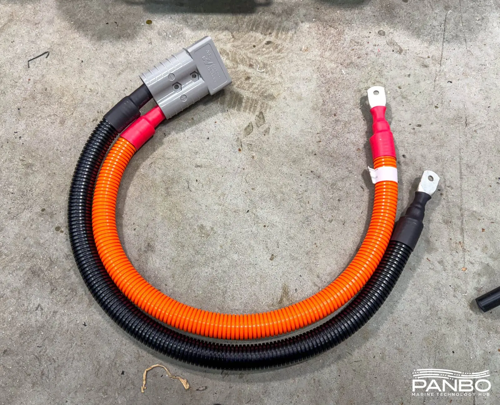 Epoch includes a (I think) 4/0 cable with an Anderson Power Pole 350 amp connector
