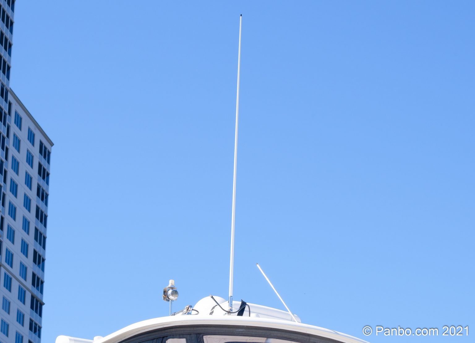 Digital Antenna 992, wideband VHF/AIS antenna with easy cabling Panbo